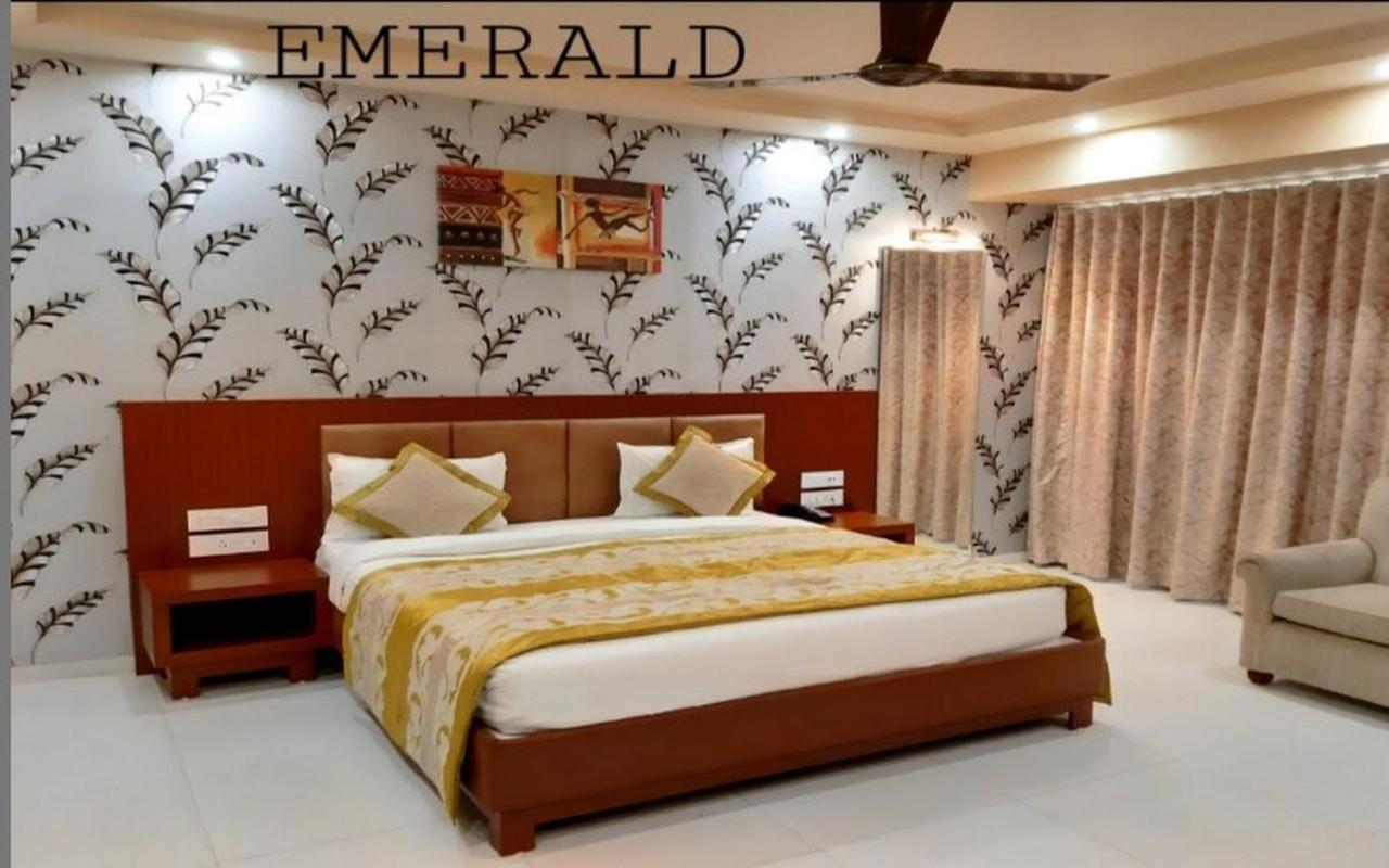 The Emerald Club ,Rajkot Dış mekan fotoğraf
