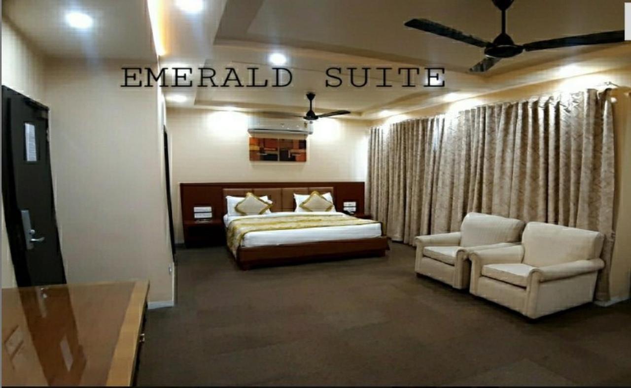 The Emerald Club ,Rajkot Dış mekan fotoğraf