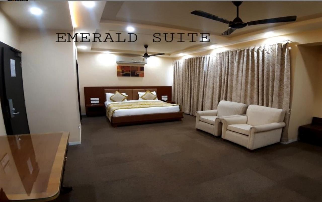 The Emerald Club ,Rajkot Dış mekan fotoğraf