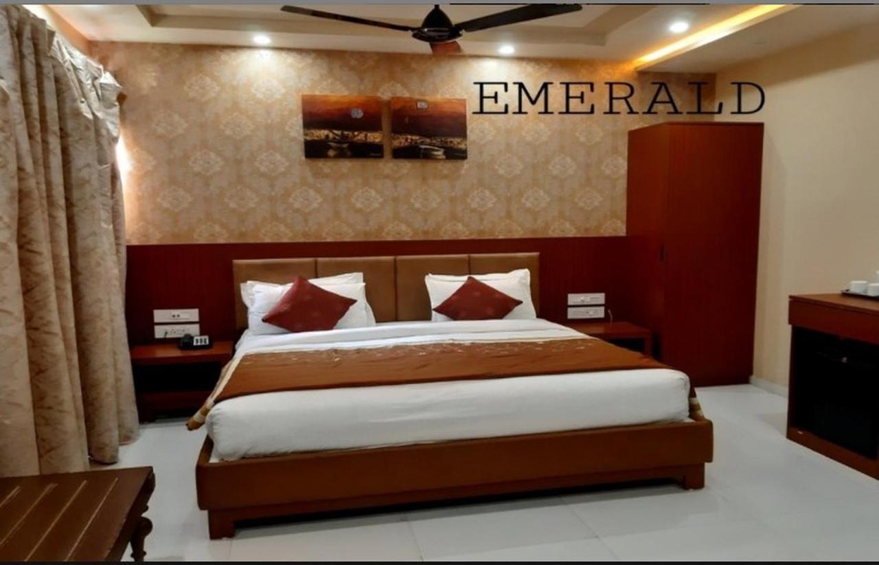 The Emerald Club ,Rajkot Dış mekan fotoğraf